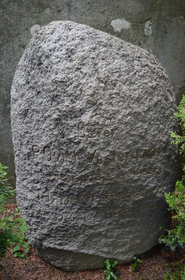 Billede af gravsten på Aaker Kirkegård