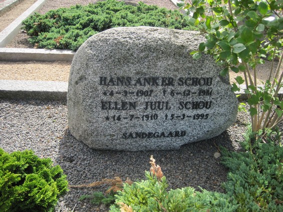 Billede af gravsten på Aaker Kirkegård