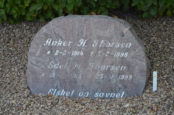 Billede af gravsten på Aaker Kirkegård