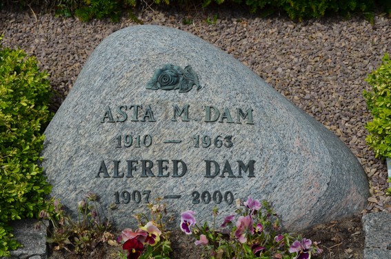 Billede af gravsten på Aaker Kirkegård