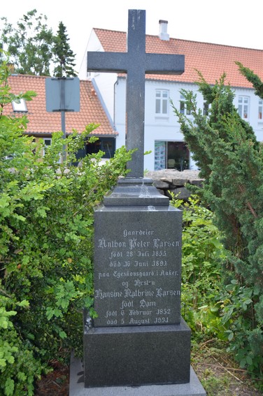 Billede af gravsten på Aaker Kirkegård