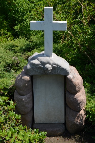 Billede af gravsten på Aaker Kirkegård