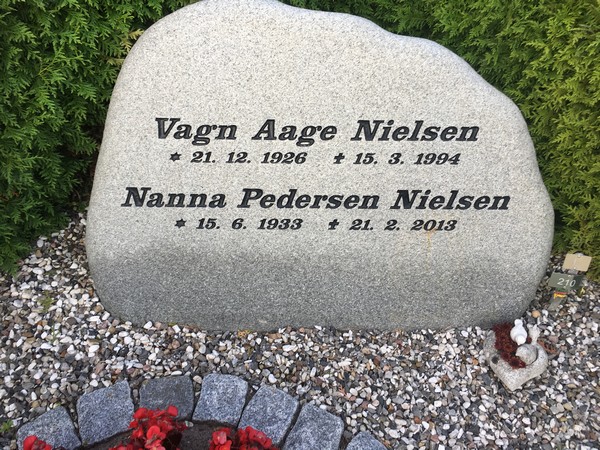 Billede af gravsten på Ejstrup Kirkegård