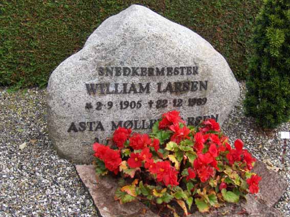 Billede af gravsten på Ikast Østre Kirkegård