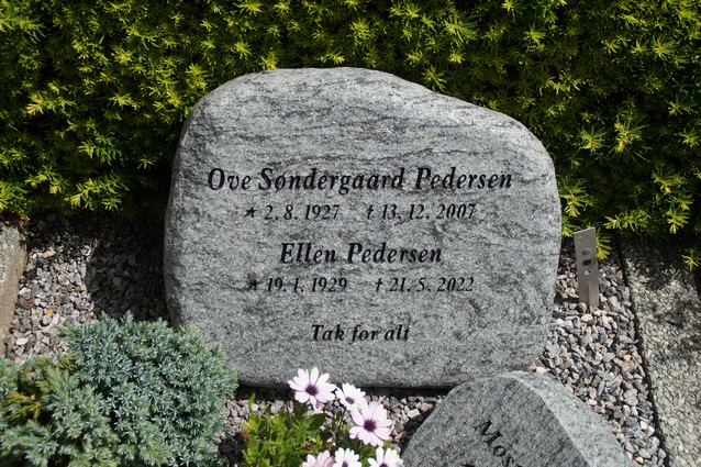 Billede af gravsten på Ikast Østre Kirkegård