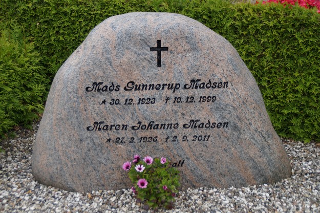 Billede af gravsten på Ikast Østre Kirkegård