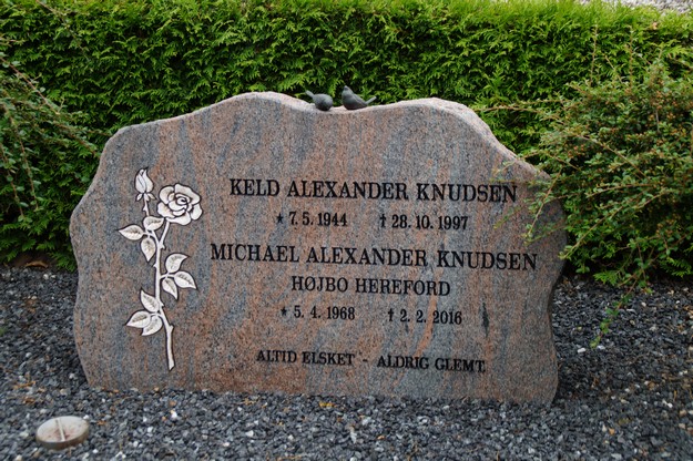 Billede af gravsten på Ikast Østre Kirkegård