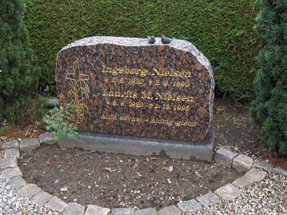 Billede af gravsten på Ikast Østre Kirkegård