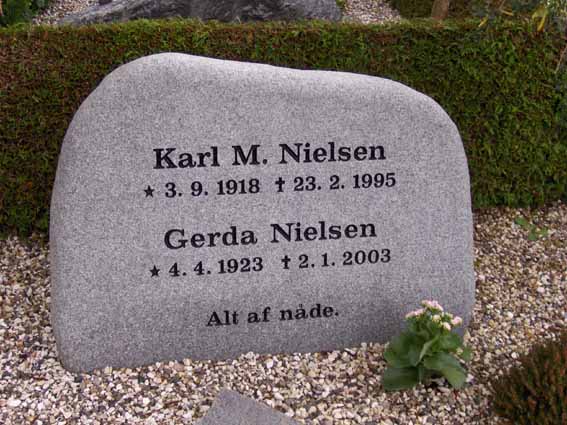 Billede af gravsten på Ikast Østre Kirkegård