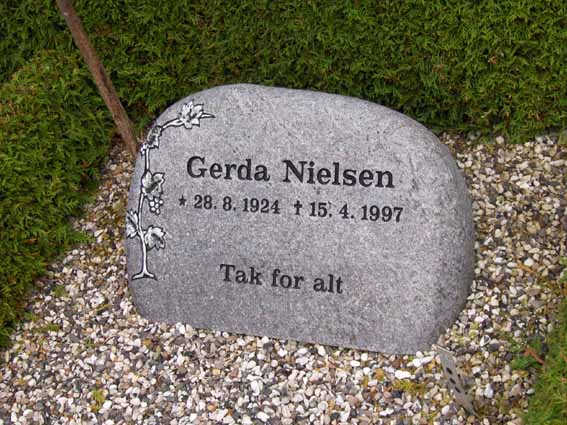 Billede af gravsten på Ikast Østre Kirkegård