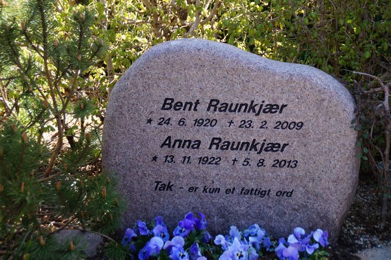 Billede af gravsten på Lyne Kirkegård