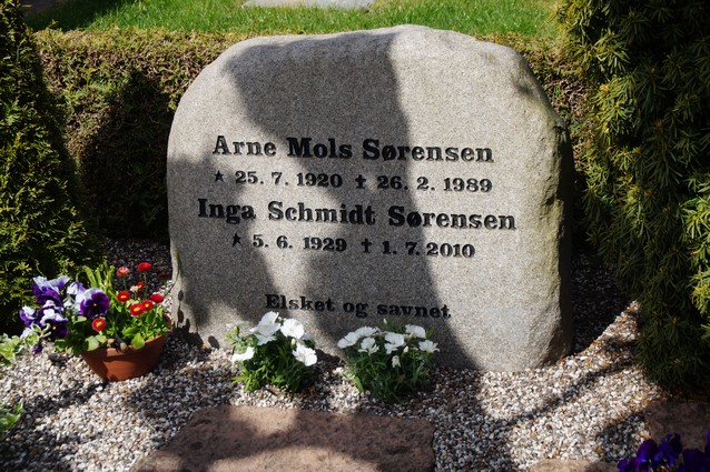 Billede af gravsten på Ringkøbing Kirkegård